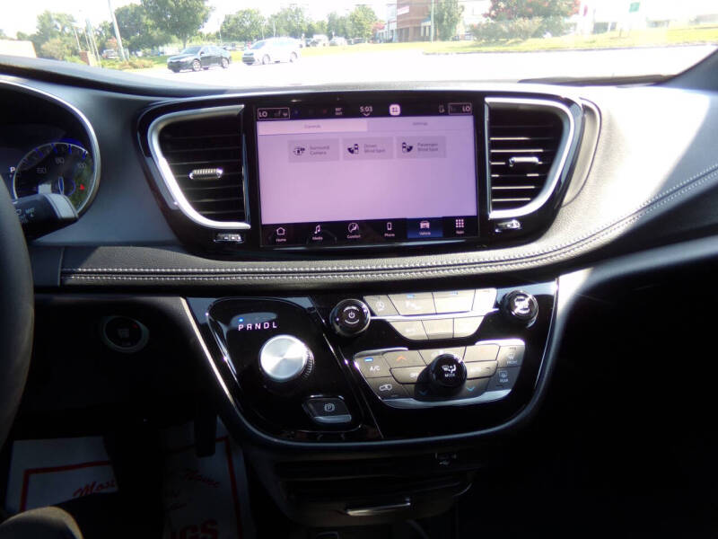 2027 Chrysler Pacifica Select