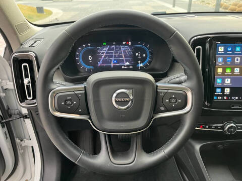 2025 Volvo XC40 B5 Core Bright Theme
