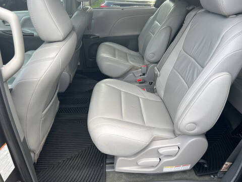 2017 Toyota Sienna XLE 7-Passenger Auto Access Seat