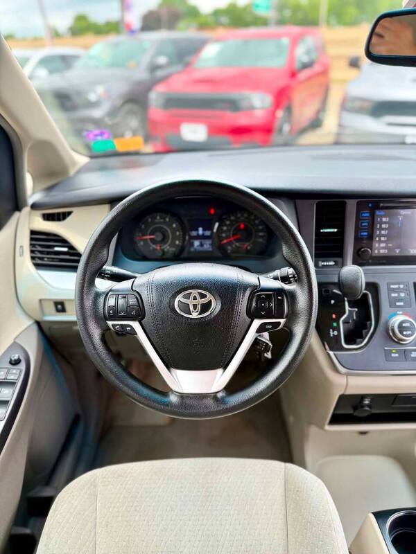 2016 Toyota Sienna LE 8-Passenger