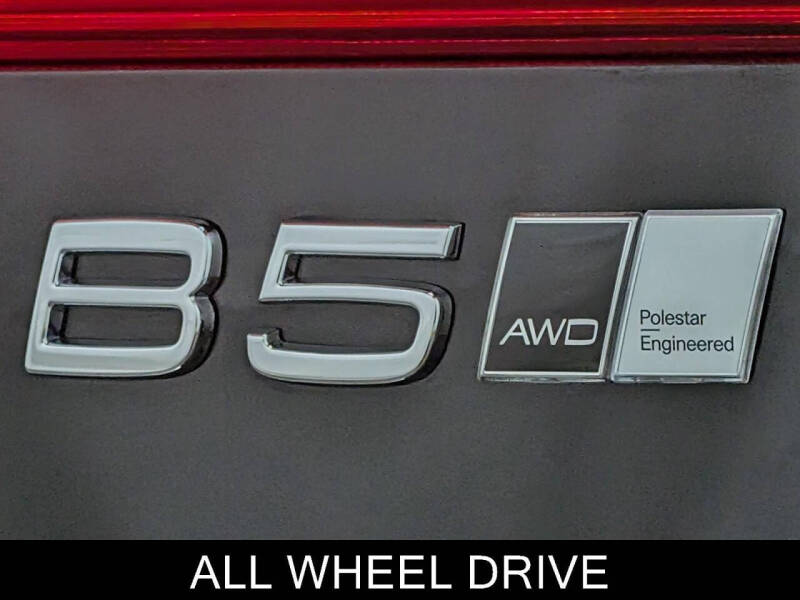 2024 Volvo XC60 B5 Ultimate Dark Theme