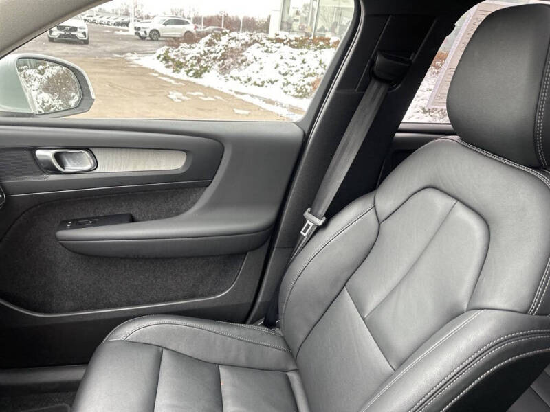 2025 Volvo XC40 B5 Core Bright Theme