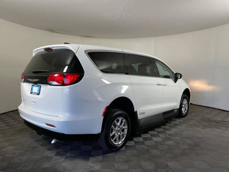 2024 Chrysler Voyager LX
