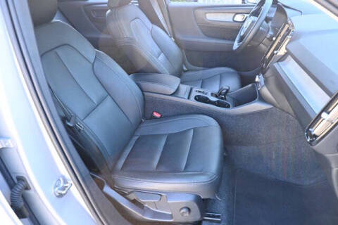 2025 Volvo XC40 B5 Core Bright Theme