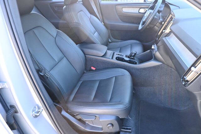 2025 Volvo XC40 B5 Core Bright Theme