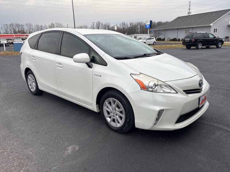 2014 Toyota Prius v Five's photo