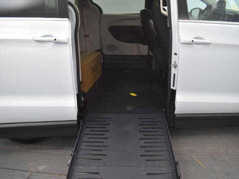 2022 Chrysler Voyager LX