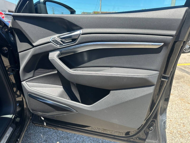 2022 Audi e-tron quattro Premium Plus