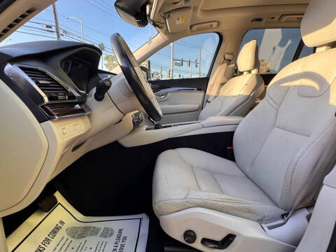 2017 Volvo XC90 T6 Momentum