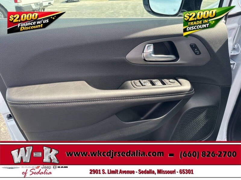 2027 Chrysler Pacifica Select