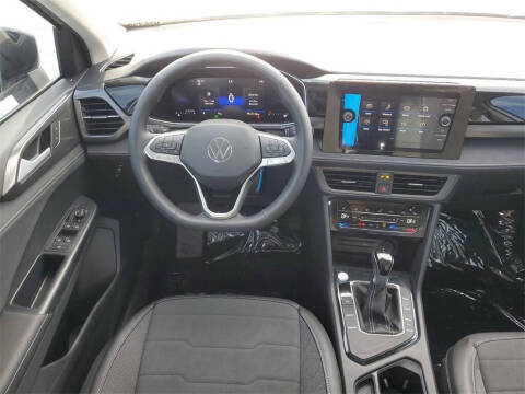 2025 Volkswagen Taos SE Black