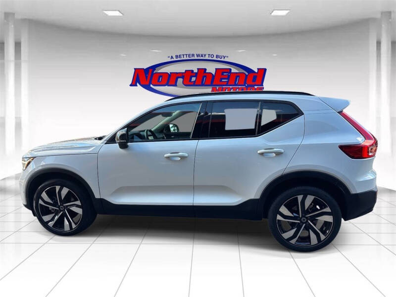 2024 Volvo XC40 B5 Plus Dark Theme