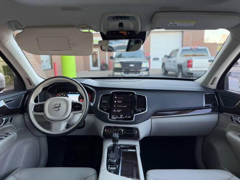 2016 Volvo XC90 T6 Momentum
