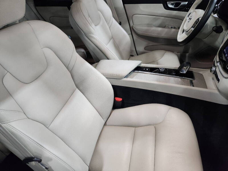 2023 Volvo XC60 Recharge T8 Plus Bright Theme