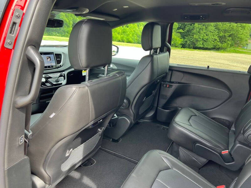 2027 Chrysler Pacifica Select