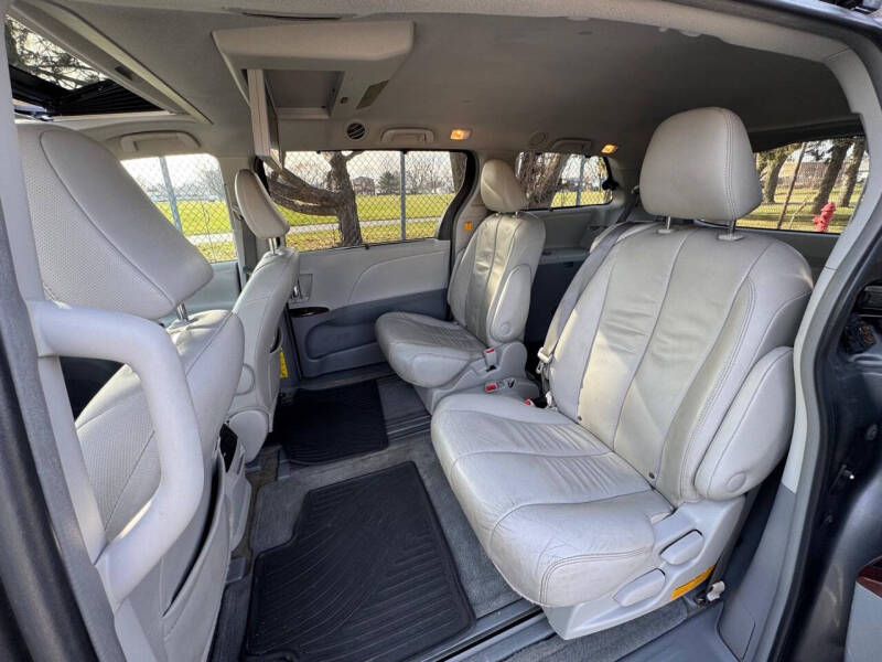 2013 Toyota Sienna XLE photo 16