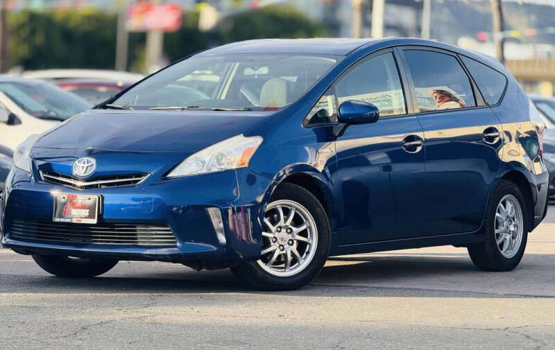 2014 Toyota Prius v Two
