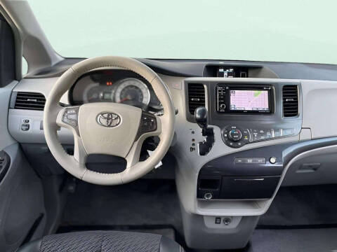 2014 Toyota Sienna SE 8-Passenger