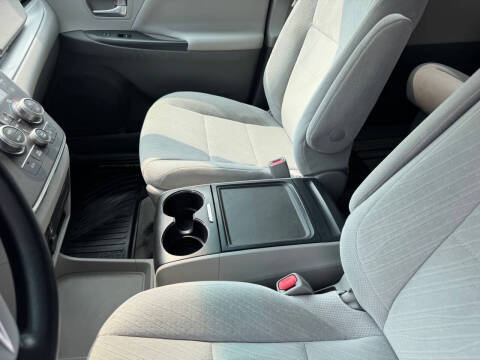 2017 Toyota Sienna LE 8-Passenger