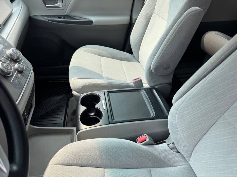 2017 Toyota Sienna LE 8-Passenger