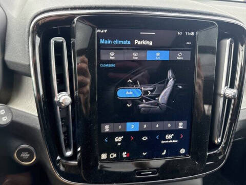 2025 Volvo XC40 B5 Ultra Bright Theme