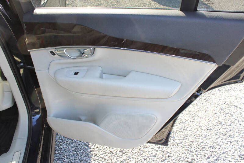 2016 Volvo XC90 T6 Momentum