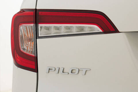 2019 Honda Pilot Touring w/Rear Captain's Chairs