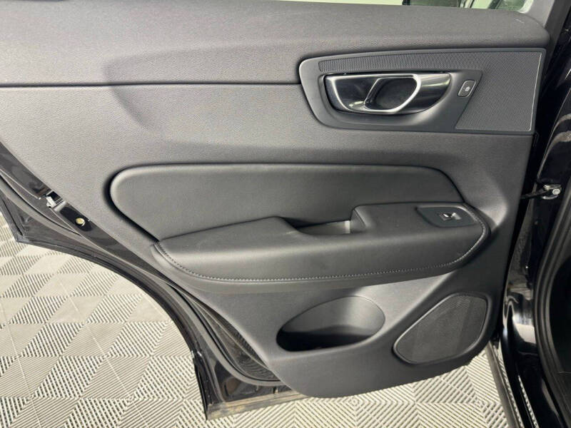 2024 Volvo XC60 B5 Core Dark Theme