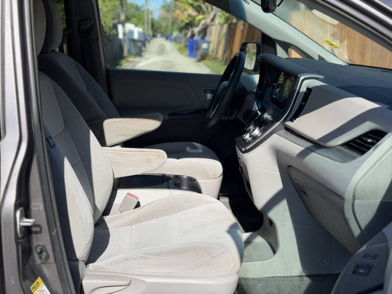 2015 Toyota Sienna LE Mobility 7-Passenger