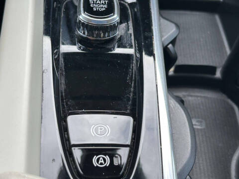 2023 Volvo XC60 B5 Plus Dark Theme