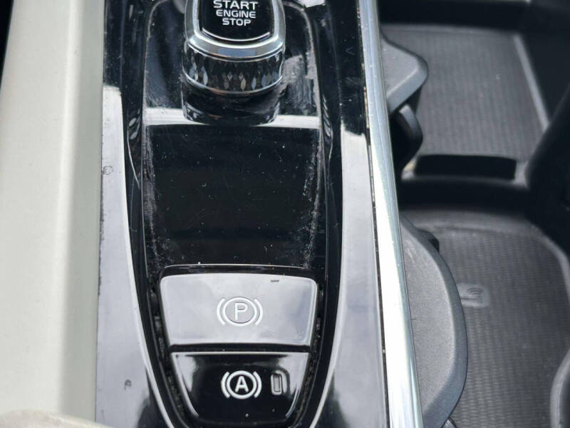 2023 Volvo XC60 B5 Plus Dark Theme