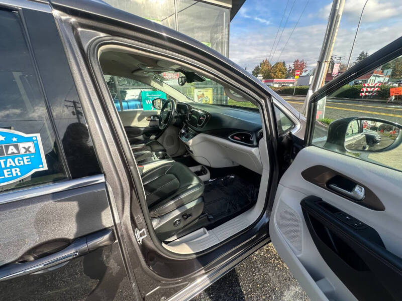 2017 Chrysler Pacifica Touring-L Plus