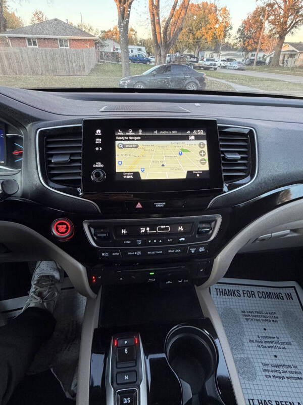 2021 Honda Pilot Touring w/Rear Captain's Chairs