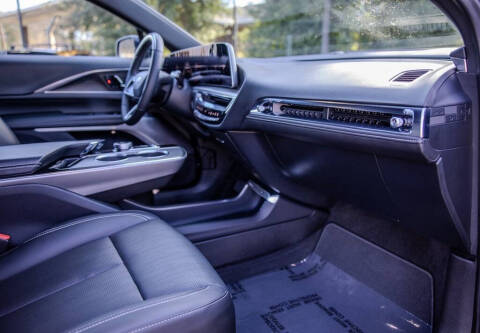 2024 Cadillac LYRIQ Luxury 2