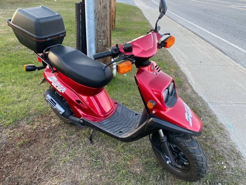 2005 Yamaha Zuma sport scoot for sale at R & R Motors in Queensbury NY