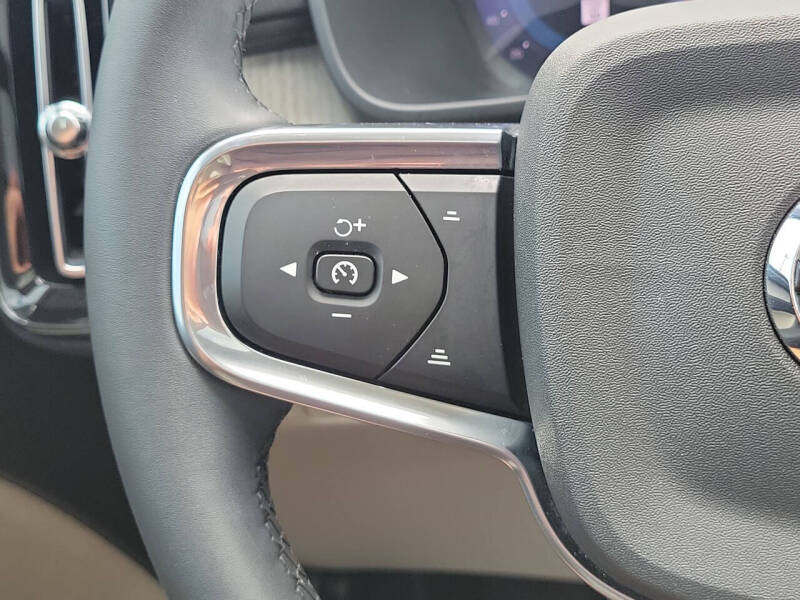 2024 Volvo XC40 B5 Plus Bright Theme