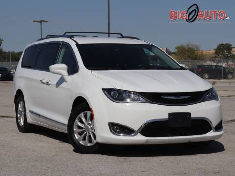 2018 Chrysler Pacifica for sale at Big O Auto LLC in Omaha NE