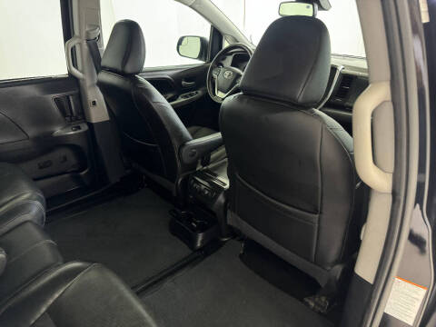 2018 Toyota Sienna SE Premium 8-Passenger