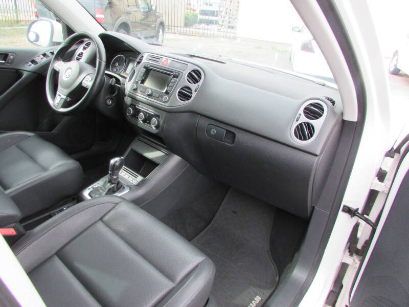 2011 Volkswagen Tiguan SE photo 16