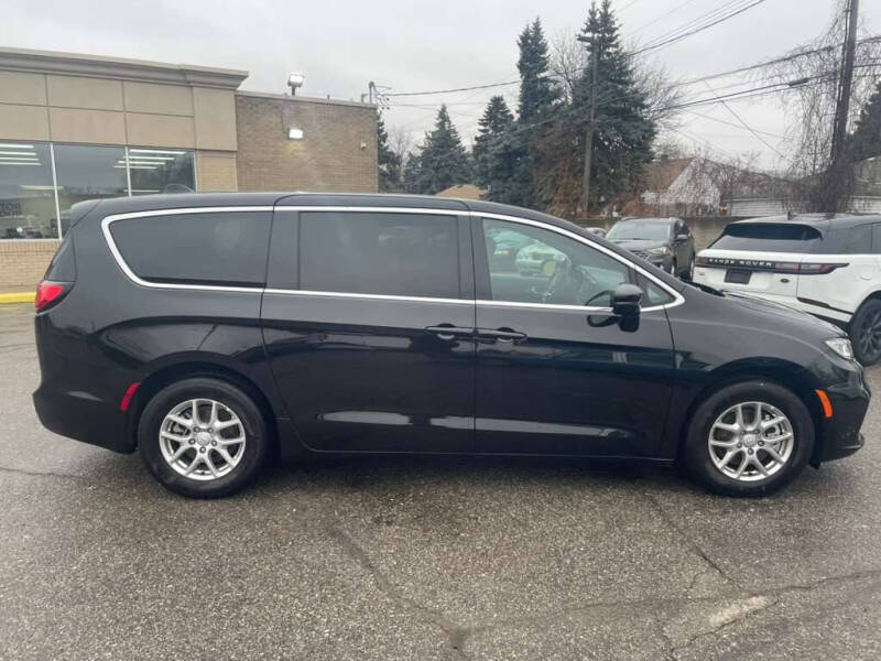 2025 Chrysler Pacifica Select