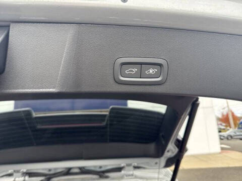 2025 Volvo XC40 B5 Ultra Bright Theme