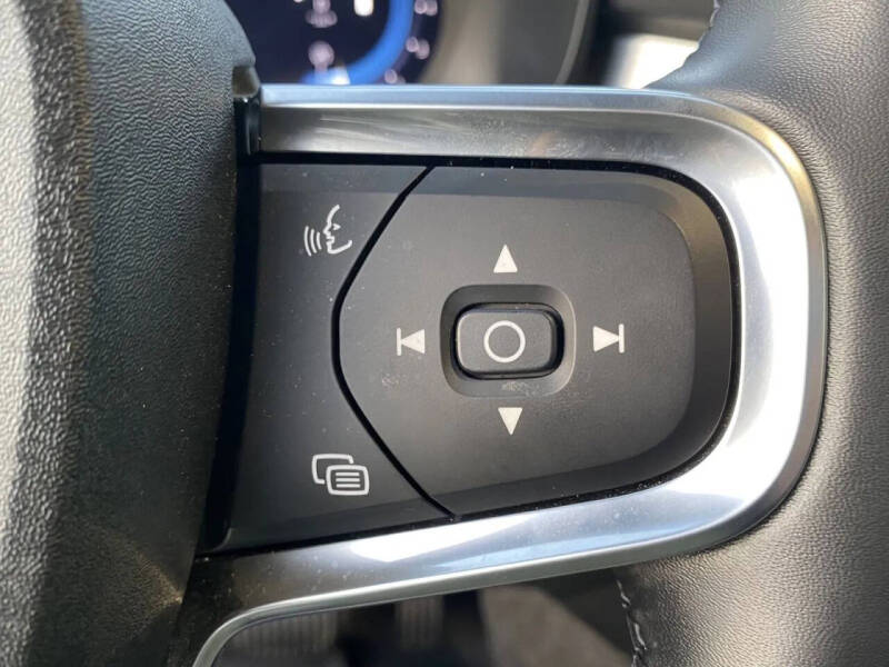 2025 Volvo XC40 B5 Core Bright Theme