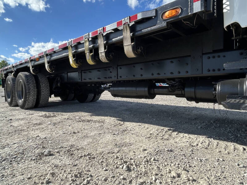 2017 Freightliner M2106 Truck