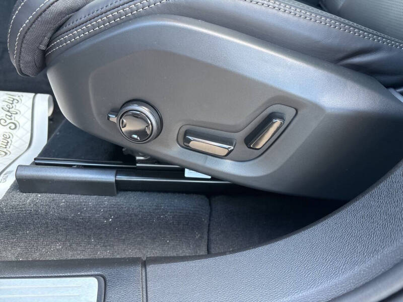 2026 Volvo XC60 B5 Ultra Black Edition