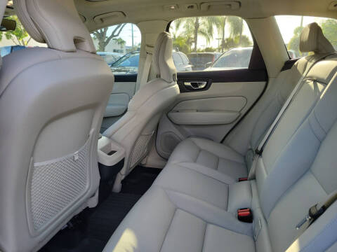 2024 Volvo XC60 B5 Core Dark Theme