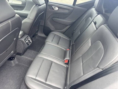 2025 Volvo XC40 B5 Ultra Bright Theme