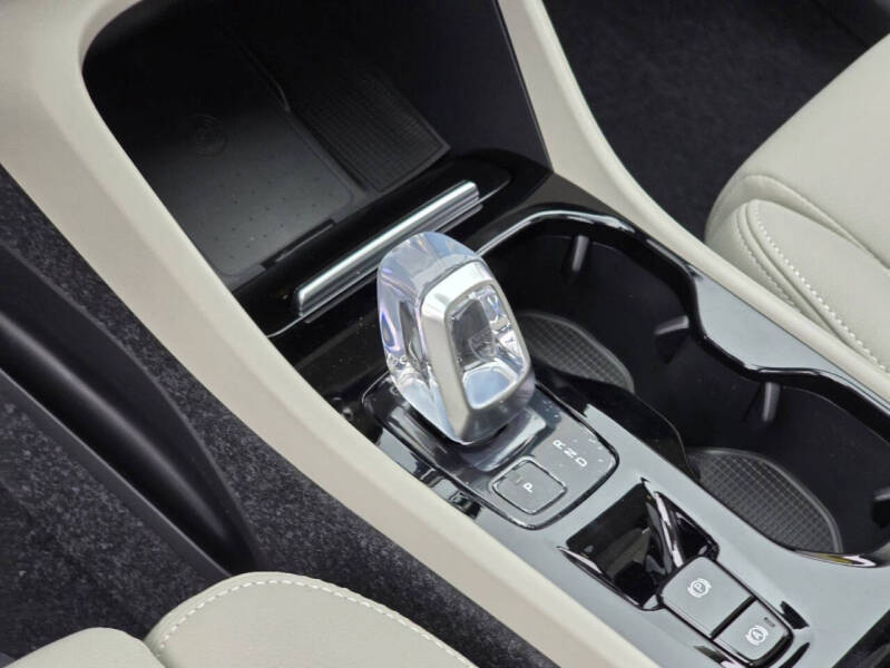 2025 Volvo XC40 B5 Plus Bright Theme