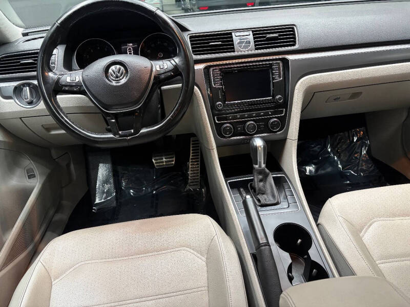 2017 Volkswagen Passat 1.8T R-Line