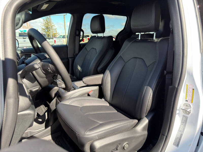 2026 Chrysler Voyager LX