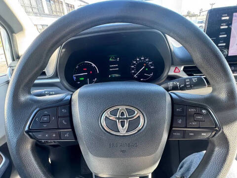 2022 Toyota Sienna LE 8-Passenger